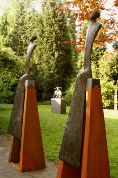 Overzicht . 2005. Sculptuur H: 205 cm, Totaal H: 255 cm. Grote voorname zittende wachters, ontroerend roerloos tijdloze aanschouwers van een veranderende wereld. 