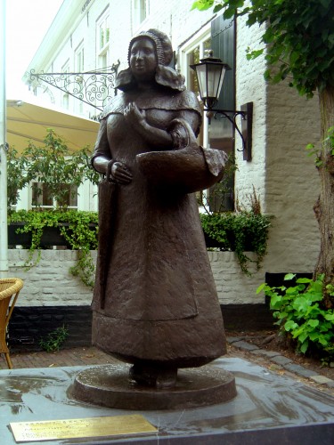 Oirschotse Mie.(Vrouw in 19 eeuwse klederdracht) 2004, Hans Grootswagers